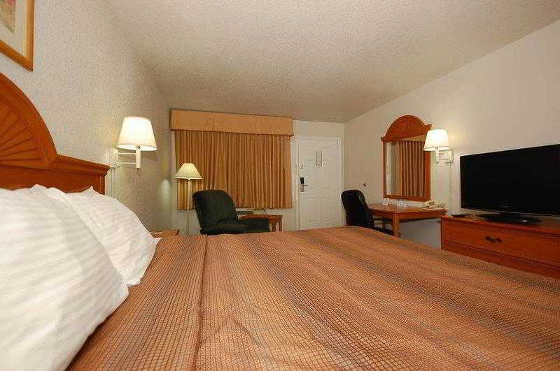 Super 8 By Wyndham Cleburne Motel Room photo