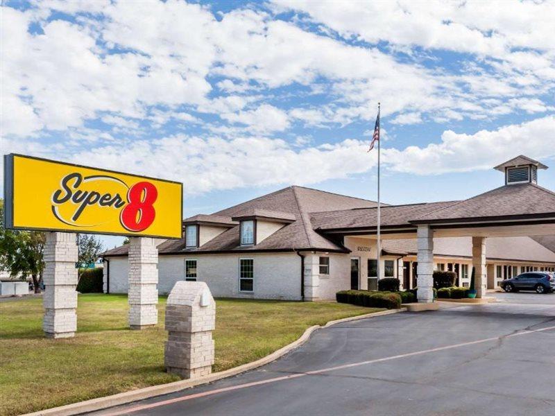 Super 8 By Wyndham Cleburne Motel Exterior photo