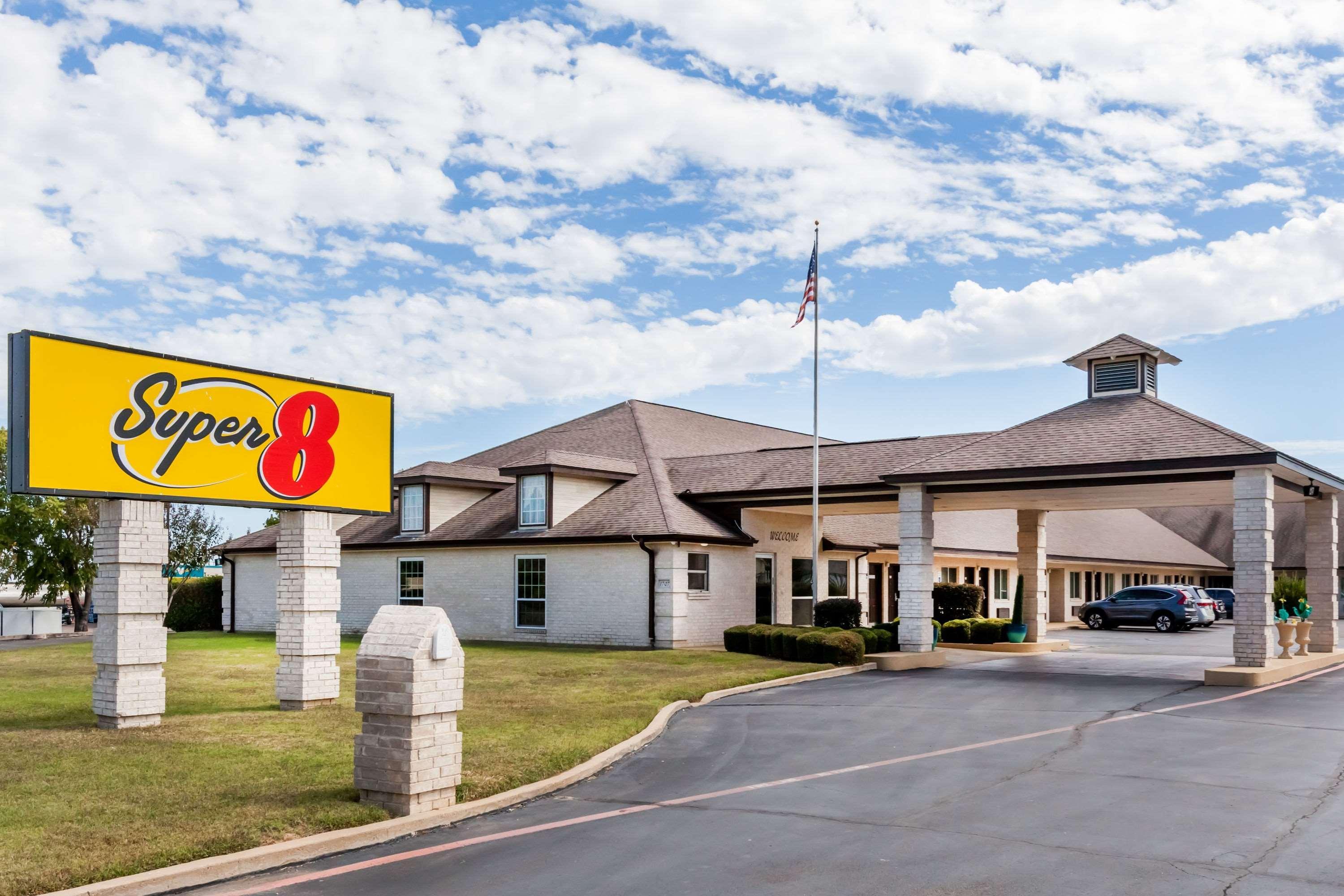 Super 8 By Wyndham Cleburne Motel Exterior photo
