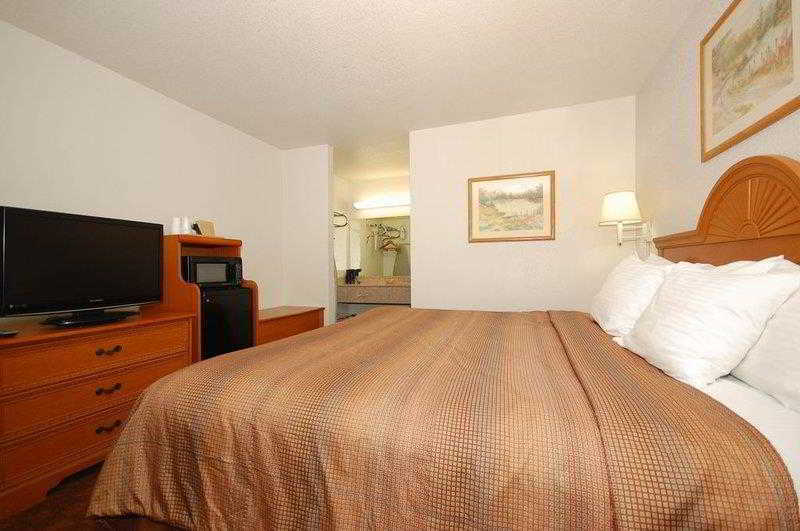 Super 8 By Wyndham Cleburne Motel Exterior photo