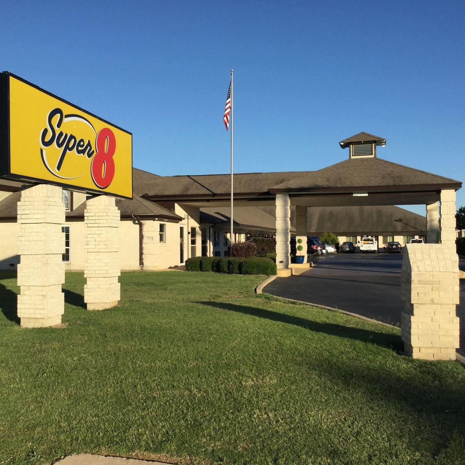 Super 8 By Wyndham Cleburne Motel Exterior photo